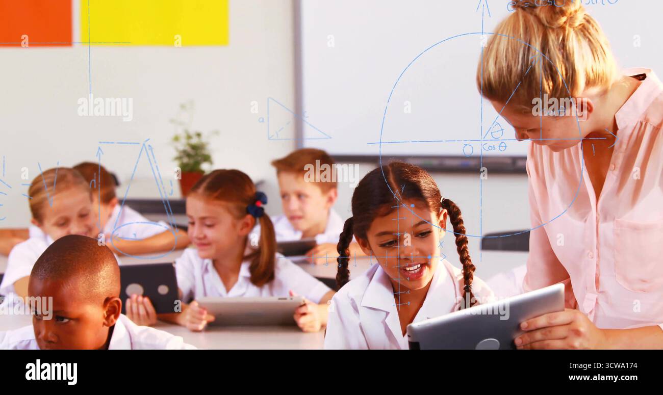 Pointant enseignant adulte guidant la fille hispanique à l'aide d'une tablette en classe, avec des diagrammes de tableau blanc Banque D'Images