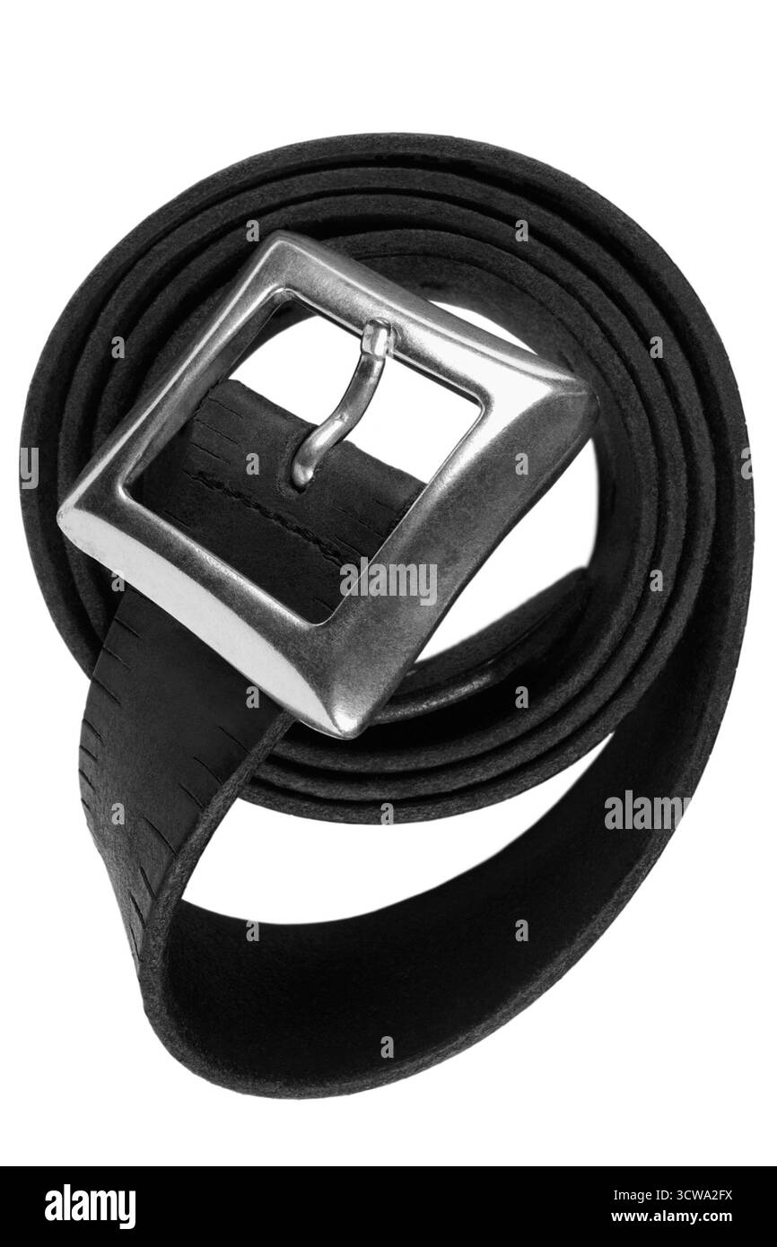 Ceinture en cuir vintage plié noir, boucle de barre centrale carrée en laiton massif métallique argenté chromé, grand gros plan macro isolé vertical détaillé Banque D'Images