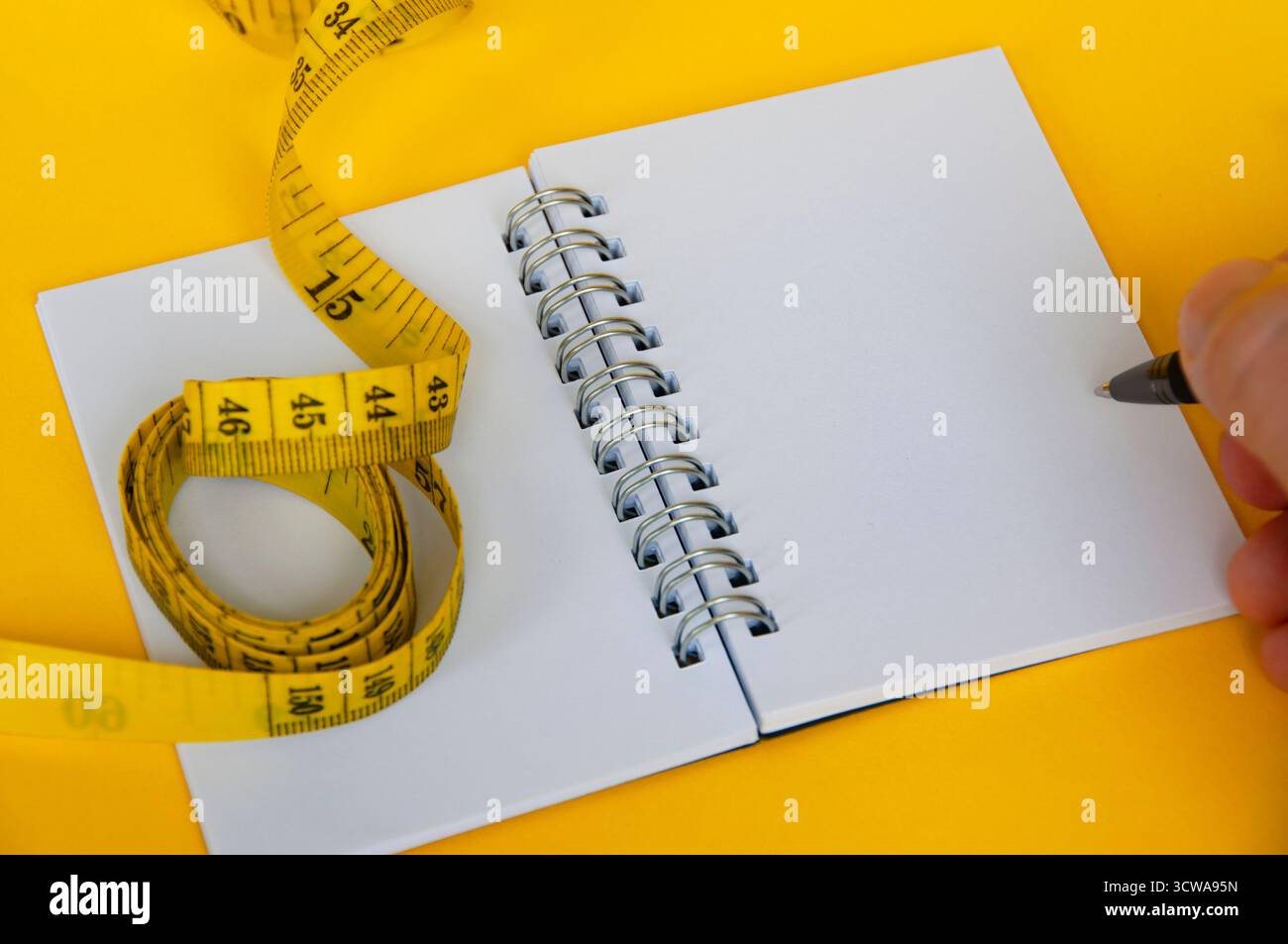 Ruban de mesure diététique avec cahier vierge Banque D'Images