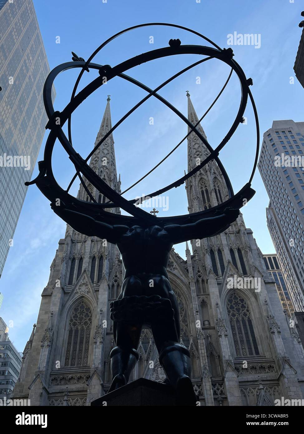 La statue de l'Atlas au Rockefeller Center, New York, portant les cieux sur la ville. - Image de stock capturée avec un smartphone