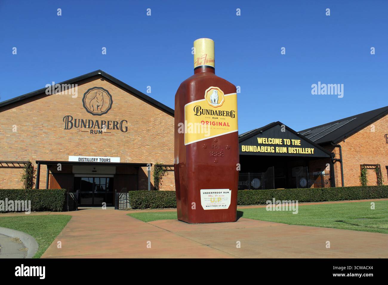 Entrée à la distillerie de rhum de Bundaberg avec ses bâtiments et l'attraction touristique Big Rum Bottle Big Thing dans le Queensland, Australie Banque D'Images