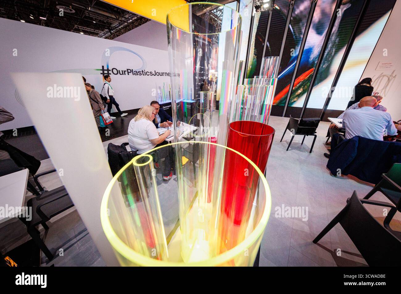 10.10.2025. Düsseldorf. Die Messe Düsseldorf bietet auf der K 2025 einen internationalen Treffpunkt der Kunststoff- und Kautschukindustrie. OB Maschinenbau, Kunststoffverarbeitung, Chemie oder Recycling geballte Innovationskraft, zukunftsweisende Impulse und einzigartige Geschäftsmöglichkeiten. Hier : Düsseldorf Messe Nordrhein-Westfalen Deutschland *** 10 10 2025 Düsseldorf Messe Düsseldorf offre un lieu de rencontre international pour l'industrie des plastiques et du caoutchouc à K 2025 que ce soit la construction mécanique, le traitement des plastiques, les produits chimiques ou le recyclage - puissance innovante concentrée, prospective Banque D'Images