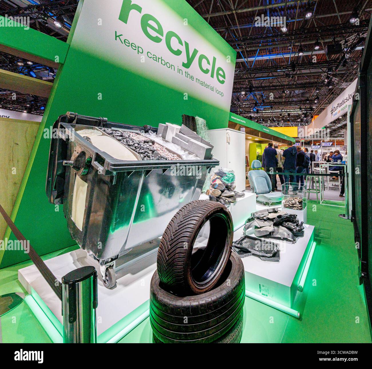 10.10.2025. Düsseldorf. Die Messe Düsseldorf bietet auf der K 2025 einen internationalen Treffpunkt der Kunststoff- und Kautschukindustrie. OB Maschinenbau, Kunststoffverarbeitung, Chemie oder Recycling geballte Innovationskraft, zukunftsweisende Impulse und einzigartige Geschäftsmöglichkeiten. Hier : Düsseldorf Messe Nordrhein-Westfalen Deutschland *** 10 10 2025 Düsseldorf Messe Düsseldorf offre un lieu de rencontre international pour l'industrie des plastiques et du caoutchouc à K 2025 que ce soit la construction mécanique, le traitement des plastiques, les produits chimiques ou le recyclage - puissance innovante concentrée, prospective Banque D'Images