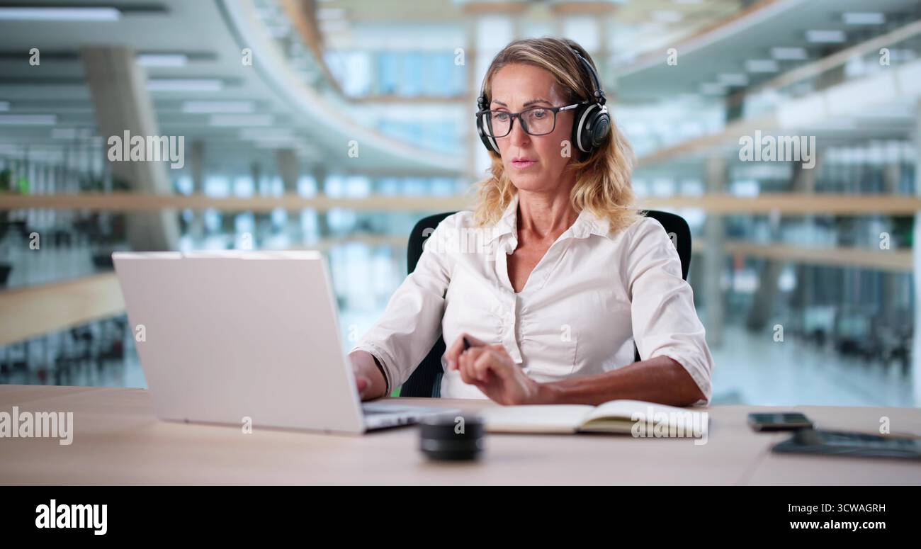 Femme étudiant en ligne sur ordinateur portable avec casque Banque D'Images