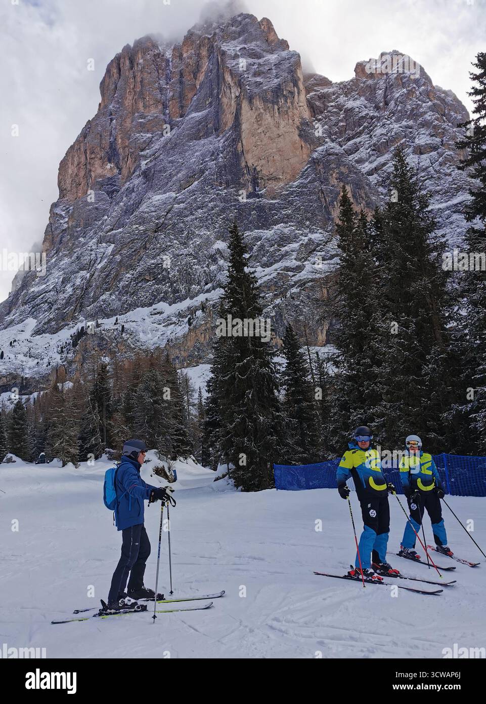 Les pistes de ski bleues de Selva et Santa Cristina balaient sous les imposantes falaises de Sassolungo, les Dolomiti Superski et Sellaronda du Tyrol du Sud à leur meilleur. Banque D'Images