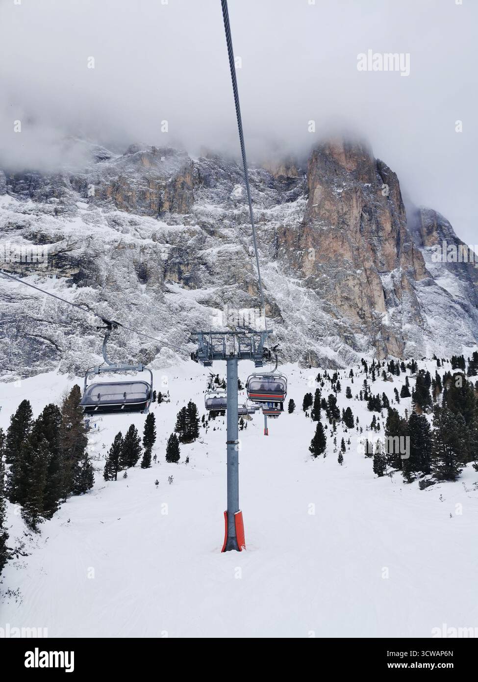 Les pistes de ski bleues de Selva et Santa Cristina balaient sous les imposantes falaises de Sassolungo, les Dolomiti Superski et Sellaronda du Tyrol du Sud à leur meilleur. Banque D'Images