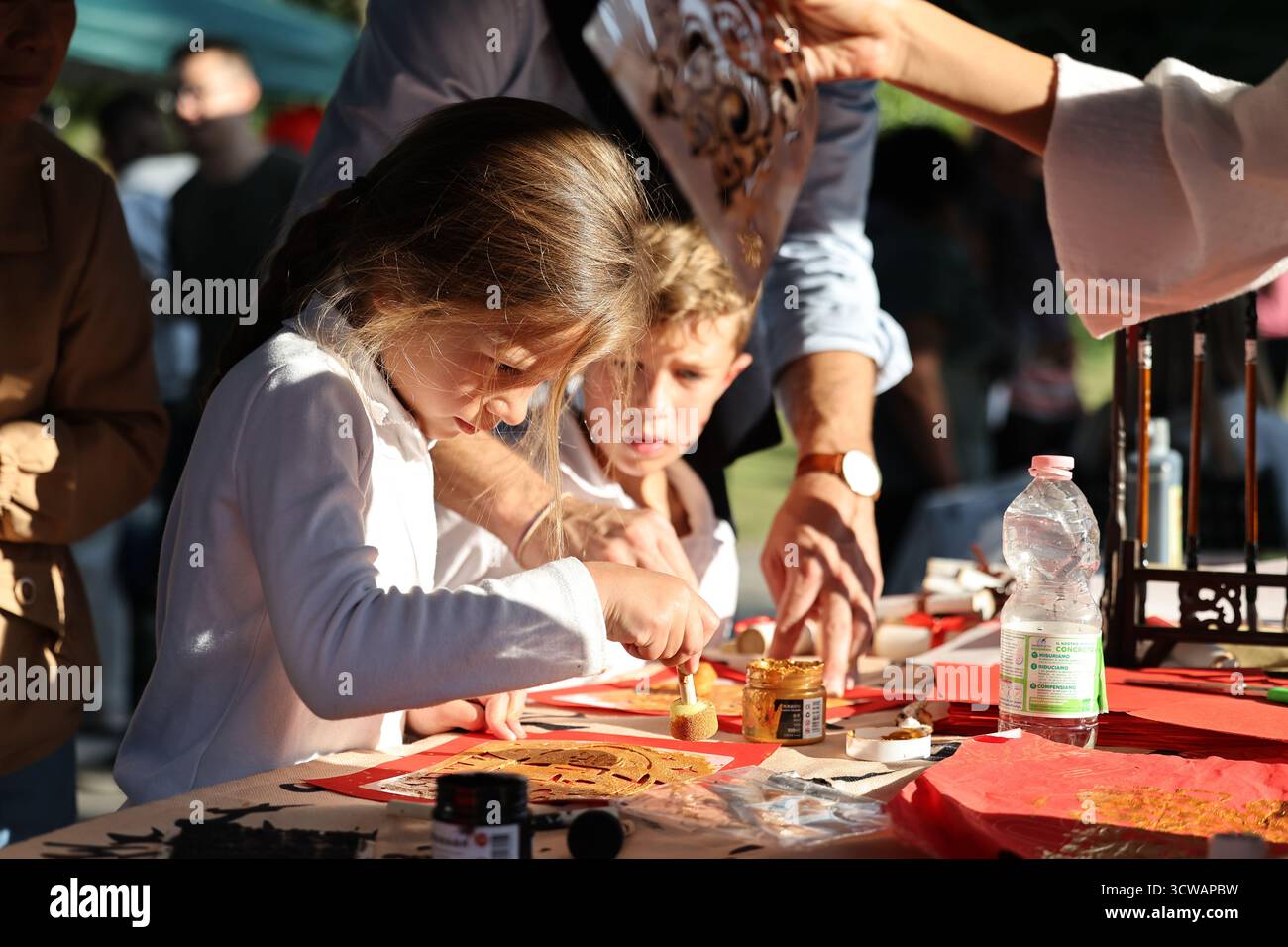 Rome, Italie. 10 octobre 2025. Un étudiant fait des frottements lors d'une foire funiculaire sur le thème de la mi-automne à l'école internationale Marymount à Rome, Italie, le 10 octobre 2025. La foire funéraire a eu lieu ici vendredi, où les étudiants et les résidents locaux ont profité d'une variété d'activités culturelles chinoises et de spectacles présentés par des passionnés locaux de la culture chinoise. Crédit : Li Jing/Xinhua/Alamy Live News Banque D'Images