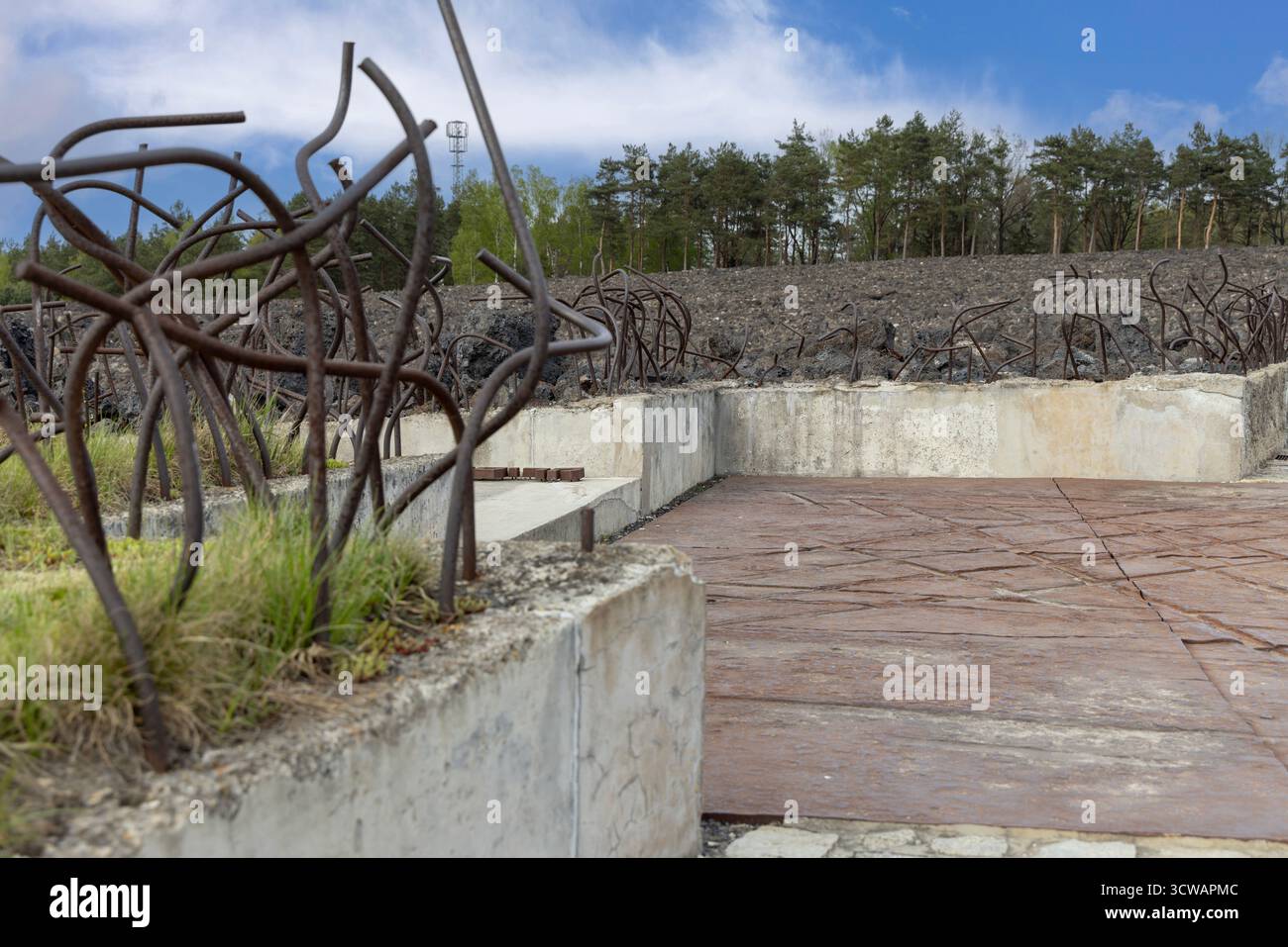 Belzec, Pologne - 29 avril 2025 : Musée et Mémorial à Belzec, camp d'extermination nazi. Vue de la route de la mort (crevasse) à travers des scories symboliques pi Banque D'Images