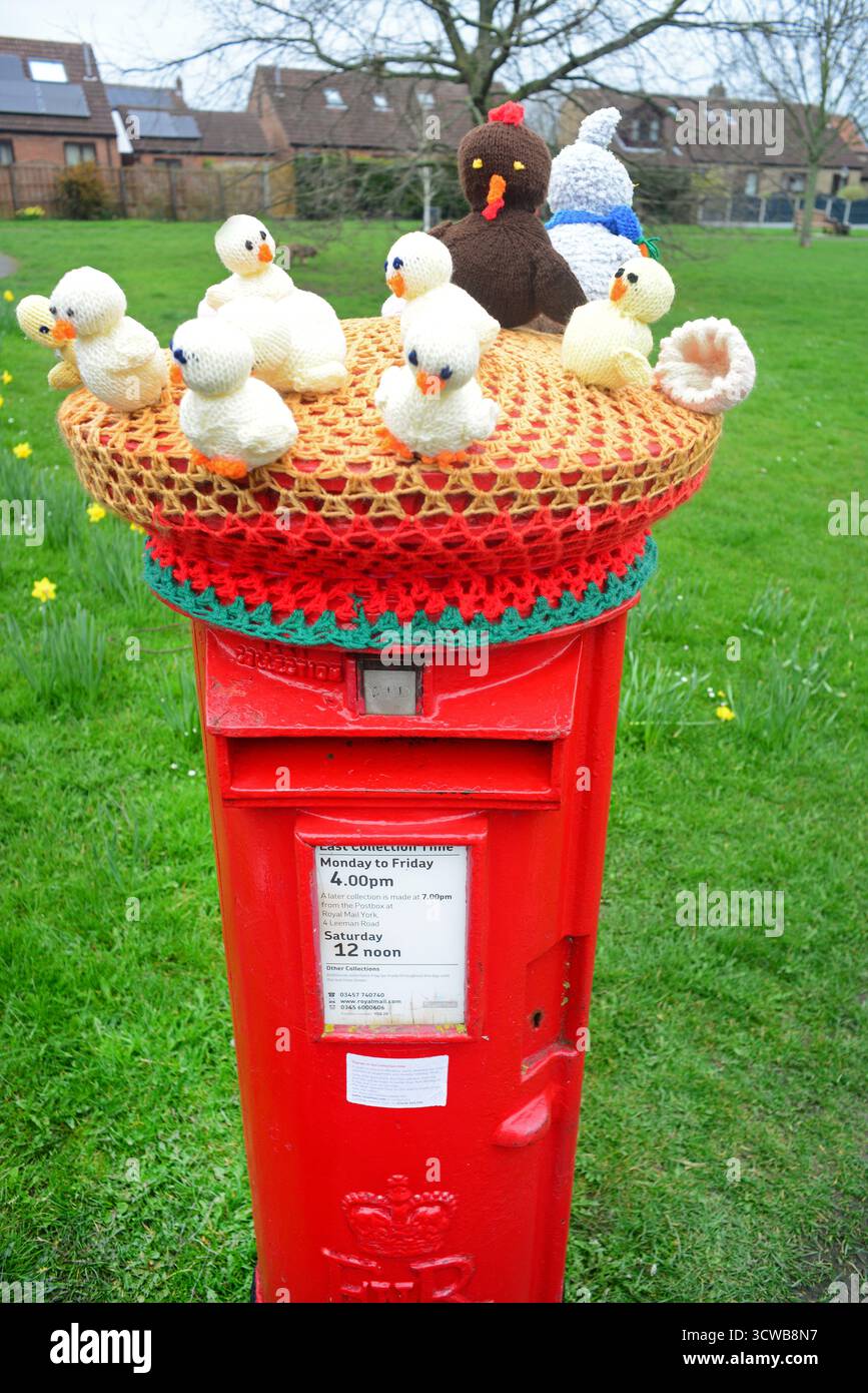 accrochez des œufs et des poussins sur la boîte postale royale célébrant pâques dans le village de wistow yorkshire uk Banque D'Images