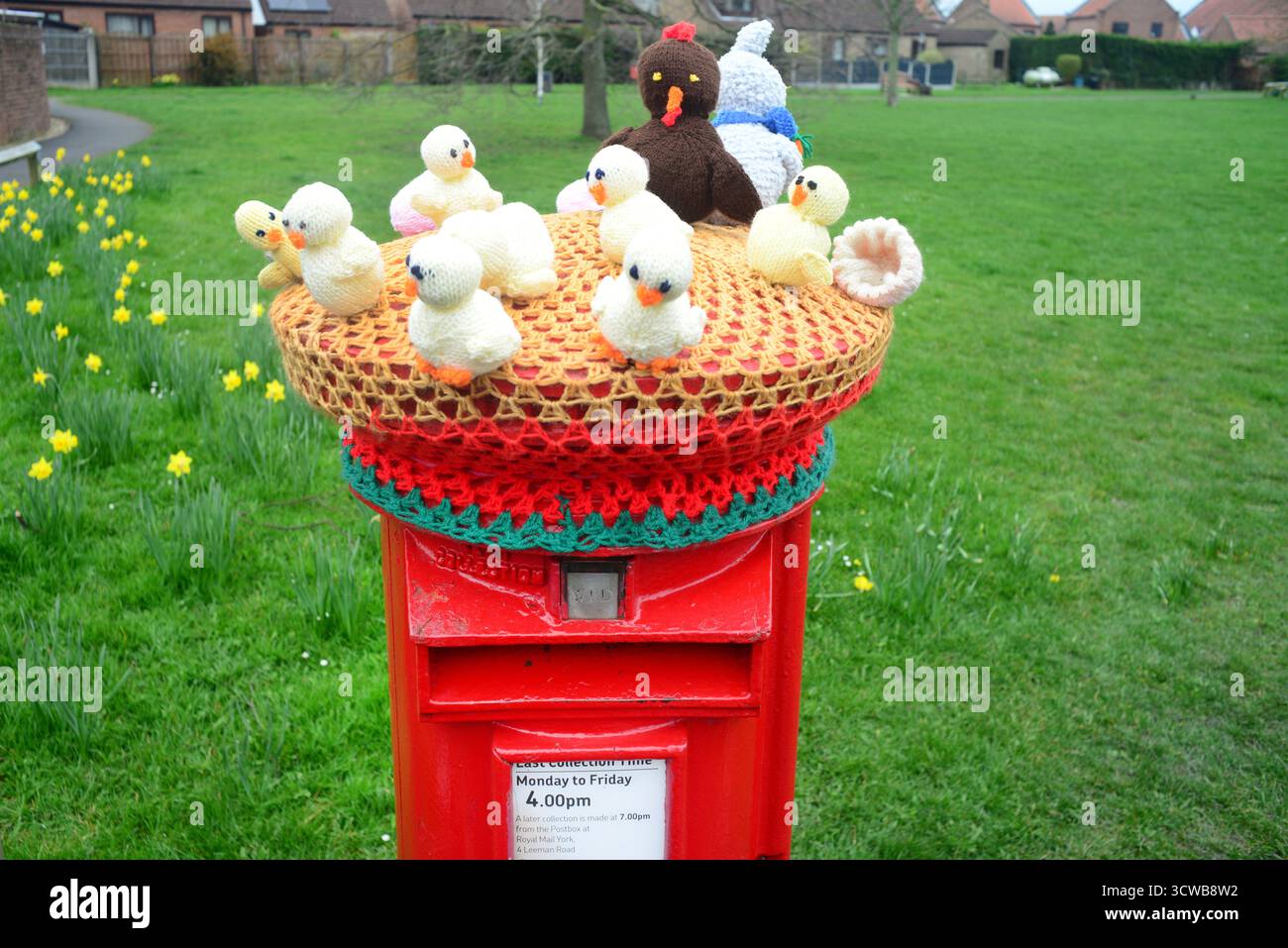 accrochez des œufs et des poussins sur la boîte postale royale célébrant pâques dans le village de wistow yorkshire uk Banque D'Images