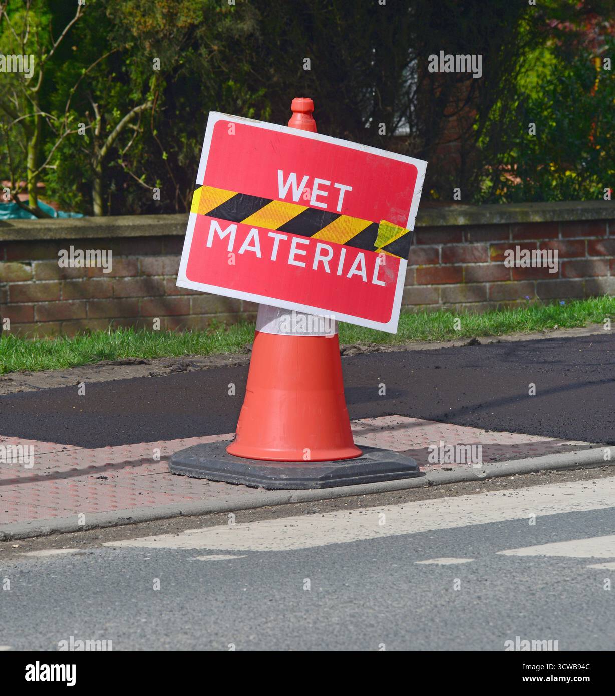 signe d'avertissement de tarmac humide sur le sentier de randonnée en bord de route royaume-uni Banque D'Images
