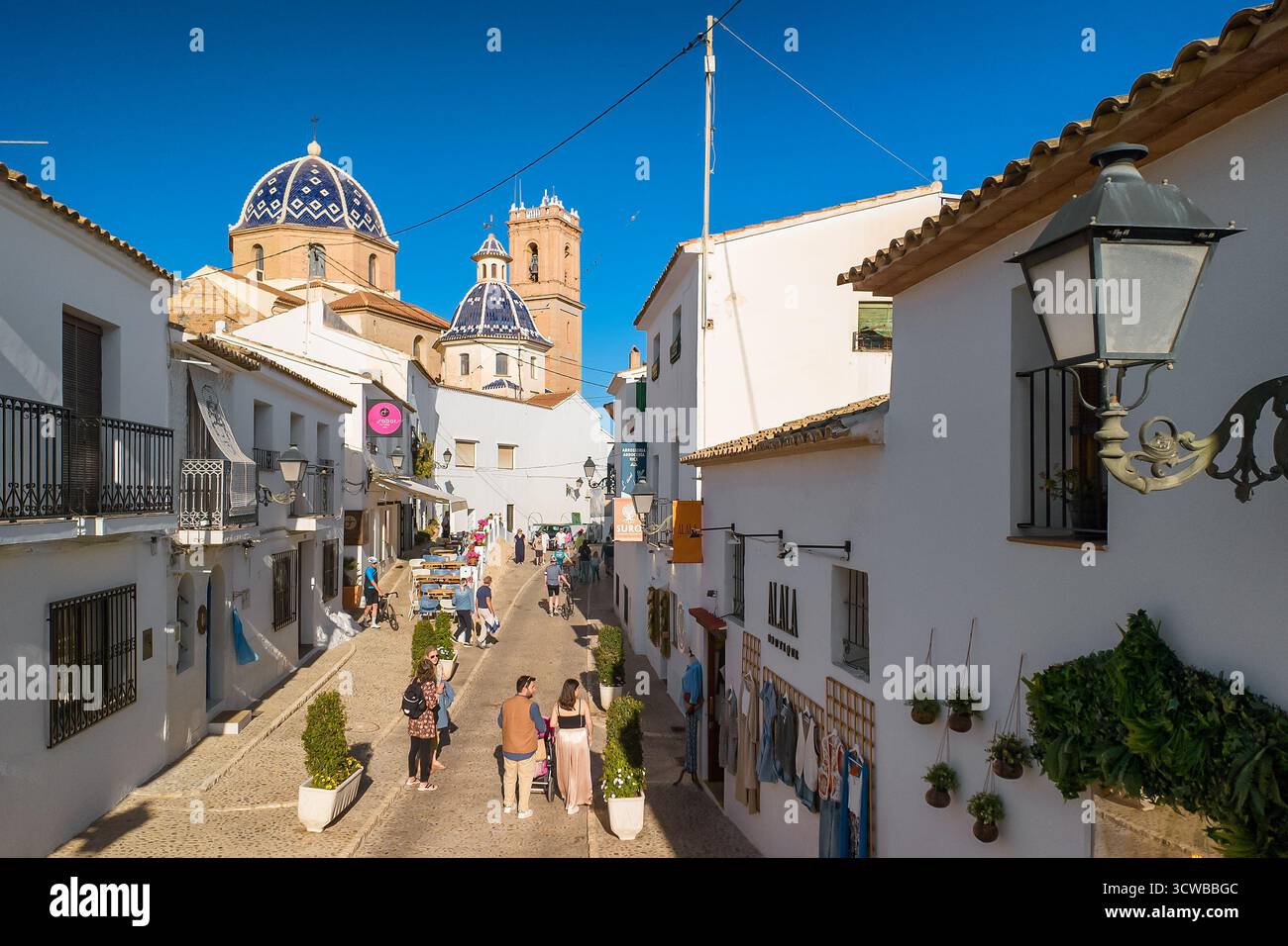 Vue de dessus de la rue centrale confortable dans la ville d'Altea, Espagne Banque D'Images