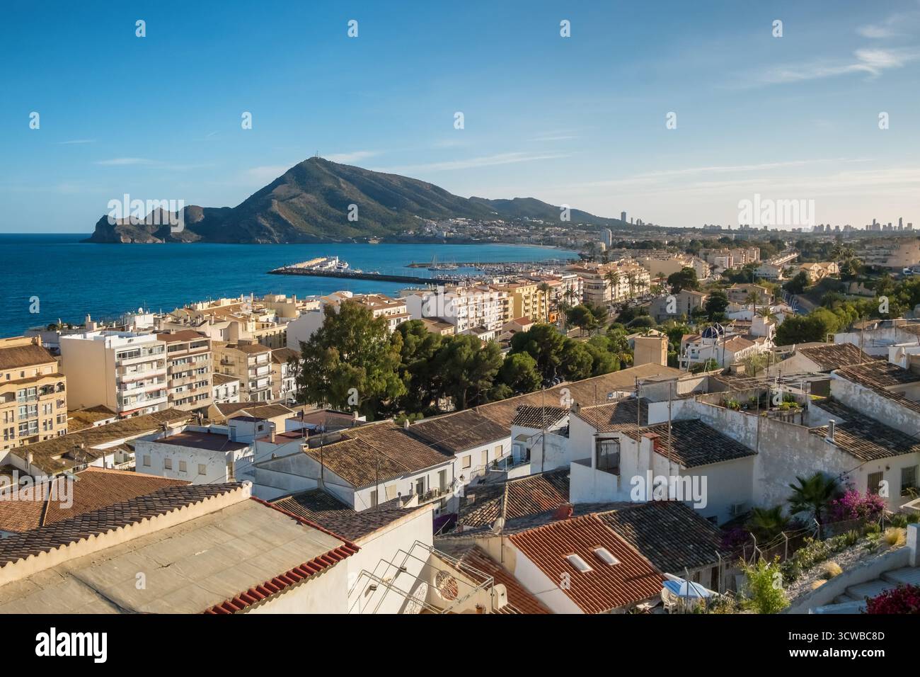 Vue de dessus de la ville côtière d'Altea au coucher du soleil, Communauté valencienne, Espagne. Banque D'Images