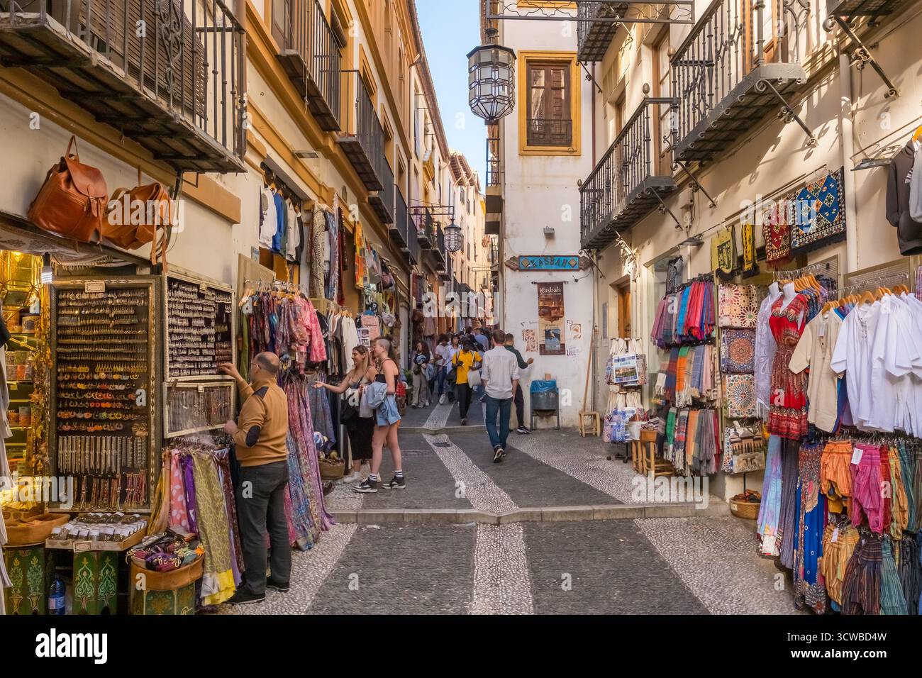 Belle rue étroite dans le quartier lbacin de la ville de Grenade, Andalousie, Espagne Banque D'Images