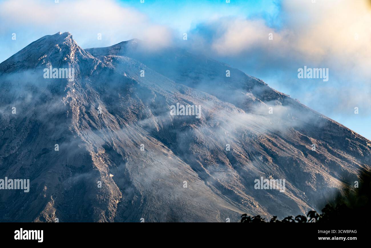 Semeru, un volcan actif, la plus haute montagne de Java, Indonésie, Asie. Banque D'Images