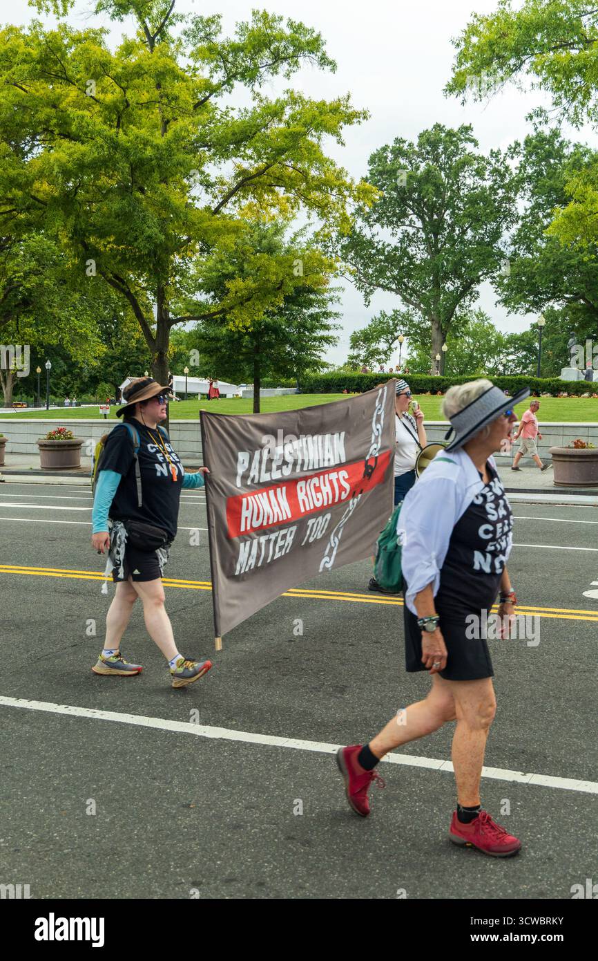 Washington DC, États-Unis - 19/2024 : un groupe de manifestants défilent dans la rue avec une banderole qui dit "les droits de l'homme palestiniens comptent aussi" Banque D'Images Washington DC, États-Unis - 19/2024 : un groupe de manifestants défilent dans la rue avec une banderole qui dit "les droits de l'homme palestiniens comptent aussi" Banque D'Images