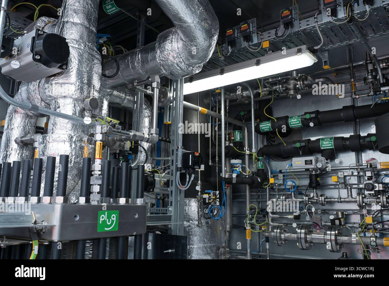 ALLEMAGNE, Hambourg, Buetzberg biogaz et usine de compostage de Hambourg entreprise de gestion des déchets, nouvelle usine d'hydrogène construite BEI Vorwerk avec électrolyseur de la société américaine Plug Power Inc pour la production d'hydrogène vert à partir d'énergies renouvelables / DEUTSCHLAND, Biogas- und Kompostwerk Bützberg der Stadtreinigung Hamburg, Wasserstoff Elektrolyse Anlage gebaut von Friedrich Vorwerk Group mit Elektrolyder amerikanischen Firma Plug Power Inc, Herstoff Solar Überschußstrom, Wasserstergy grünem, Warmurw der Wasserstoff wird im Biogaswerk für die biologis Banque D'Images