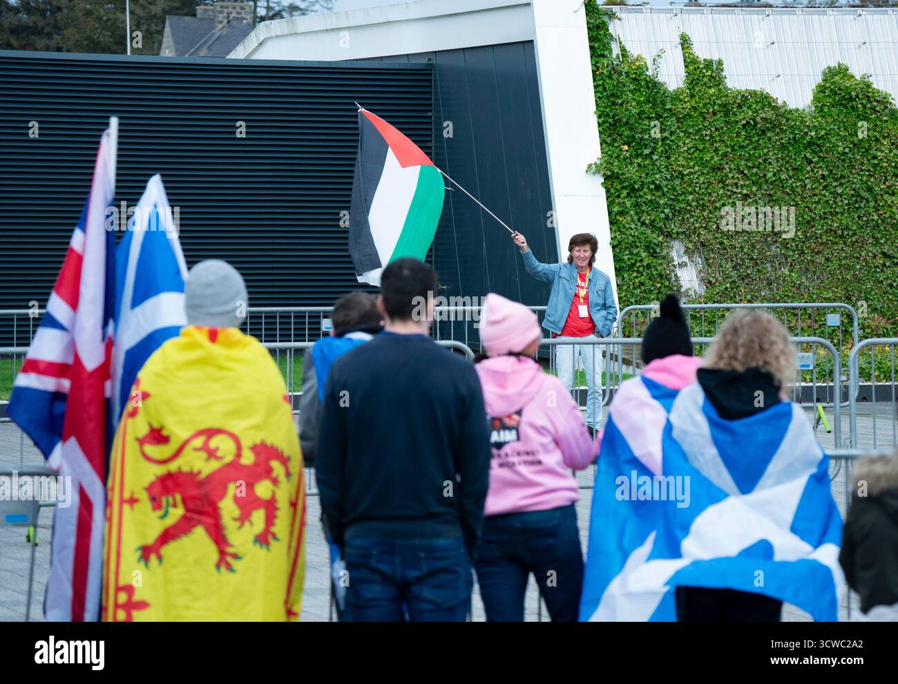 Aberdeen, Écosse, Royaume-Uni. 11 octobre 2025. Premier jour de la conférence annuelle SNP à Aberdeen, Écosse. Pic : le partisan de Pro Palestine affronte une manifestation anti-migration devant le lieu de la conférence. Iain Masterton/Alamy Live News. Banque D'Images