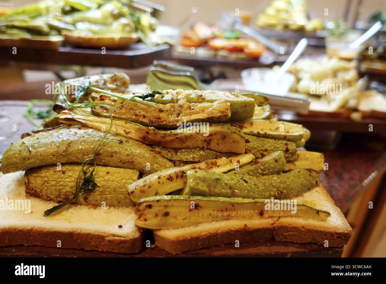 Concombres grillés au buffet, Bafra, République turque de Chypre du Nord Banque D'Images