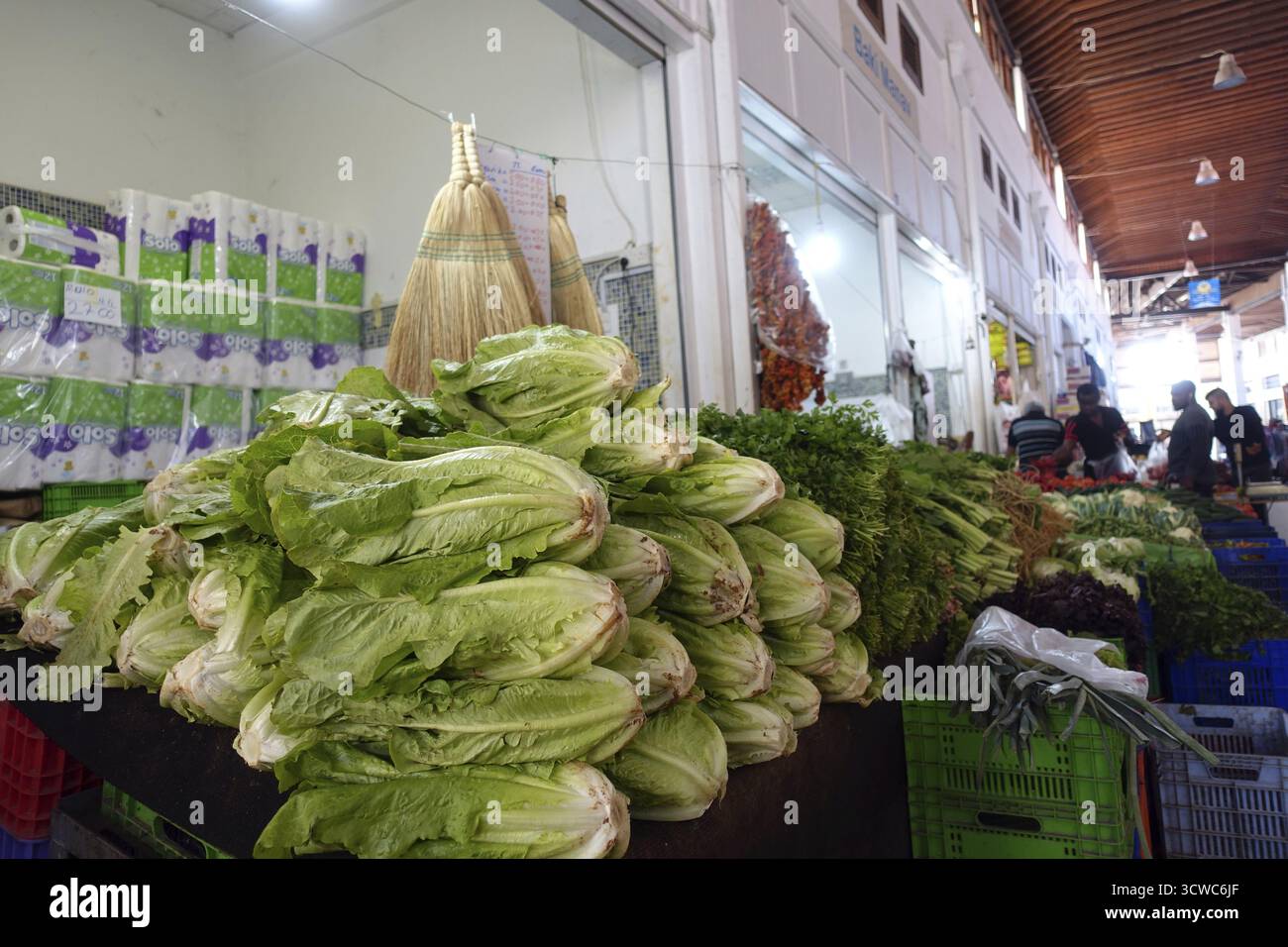 Salade et herbes - marché municipal de Bandabulya, Nord Nicosie, République turque de Chypre du Nord Banque D'Images