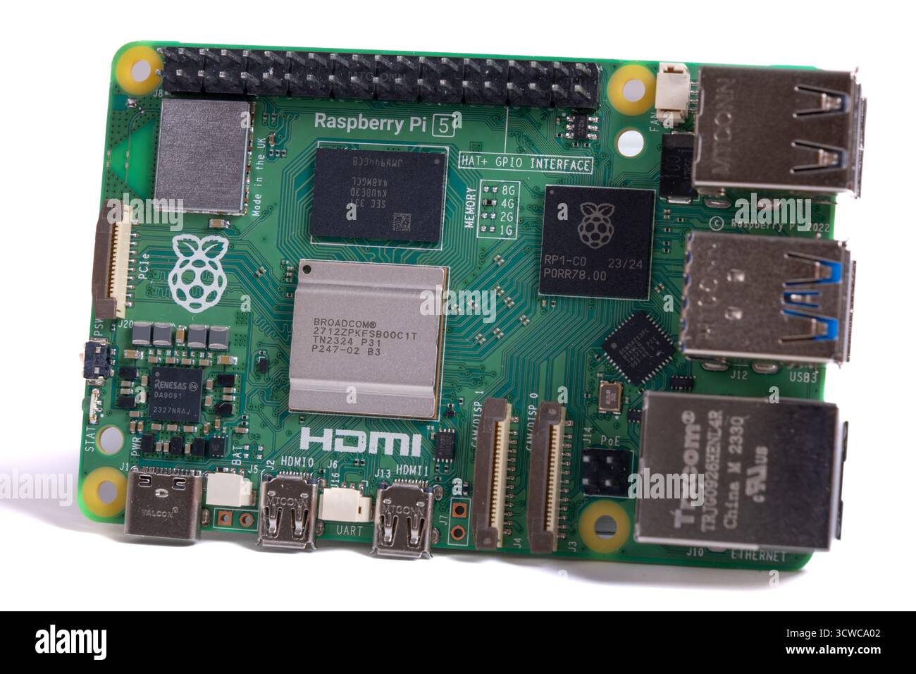 Istanbul, Turquie - 16 novembre 2023 : Raspberry Pi 5 isolé sur fond blanc. Ordinateur monocarte - SBC. Ordinateur construit sur une carte de circuit unique Banque D'Images