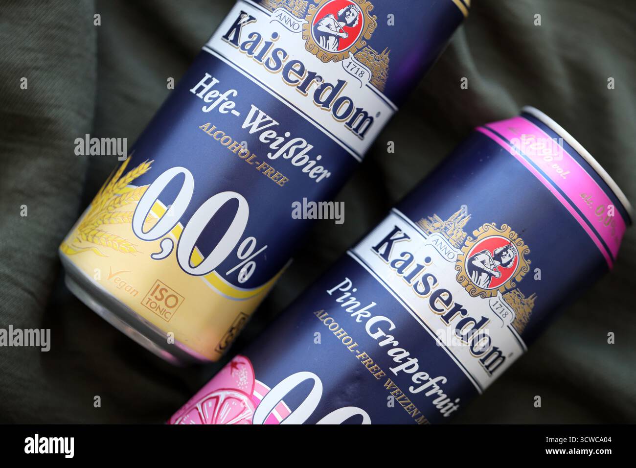 KIEV, UKRAINE - 21 SEPTEMBRE 2025 Kaiserdom canettes de bière sans alcool allemandes sur la table close up Banque D'Images