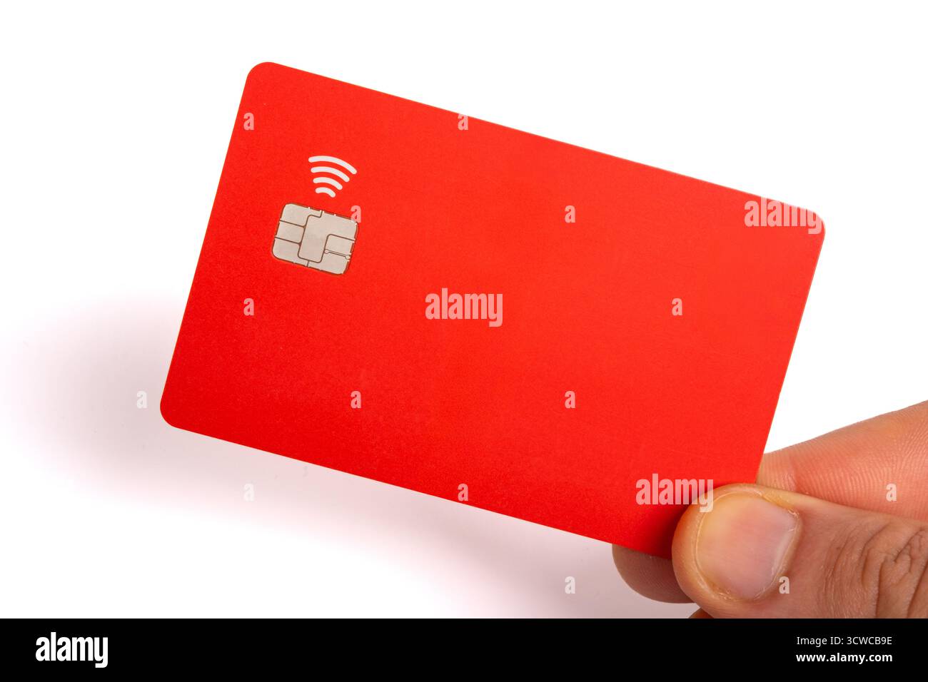 Main tenant une carte de paiement sans contact ou de crédit rouge vif avec puce et symbole NFC Banque D'Images