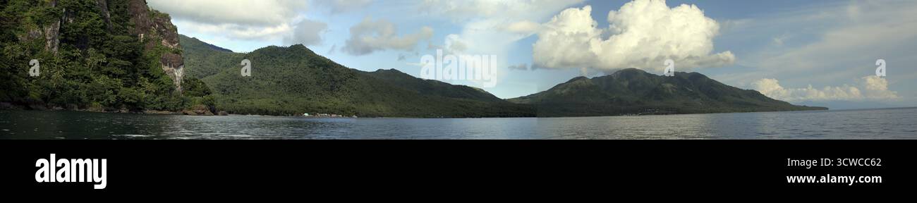 Vue depuis la mer jusqu'à l'île de Panaon, Leyte méridionale, Philippines Banque D'Images