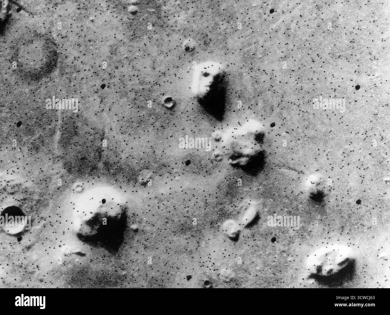 Le visage sur mars a été l'une des images les plus frappantes et remarquables prises lors des missions Viking sur la planète rouge. Ressemblant indubitablement à un visage humain, l'image a amené beaucoup à émettre l'hypothèse que c'était l'œuvre d'une civilisation extraterrestre. Des images ultérieures ont révélé qu'il s'agissait d'une caractéristique banale rendue semblable à un visage par l'angle du Soleil - juillet 1976 Banque D'Images