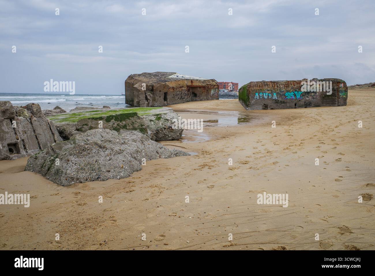 Cap Breton, France - 15 mars 2025 : bunkers militaires de la seconde Guerre mondiale sur la plage de la piste, Capbreton, Landes, Nouvelle-Aquitane Banque D'Images