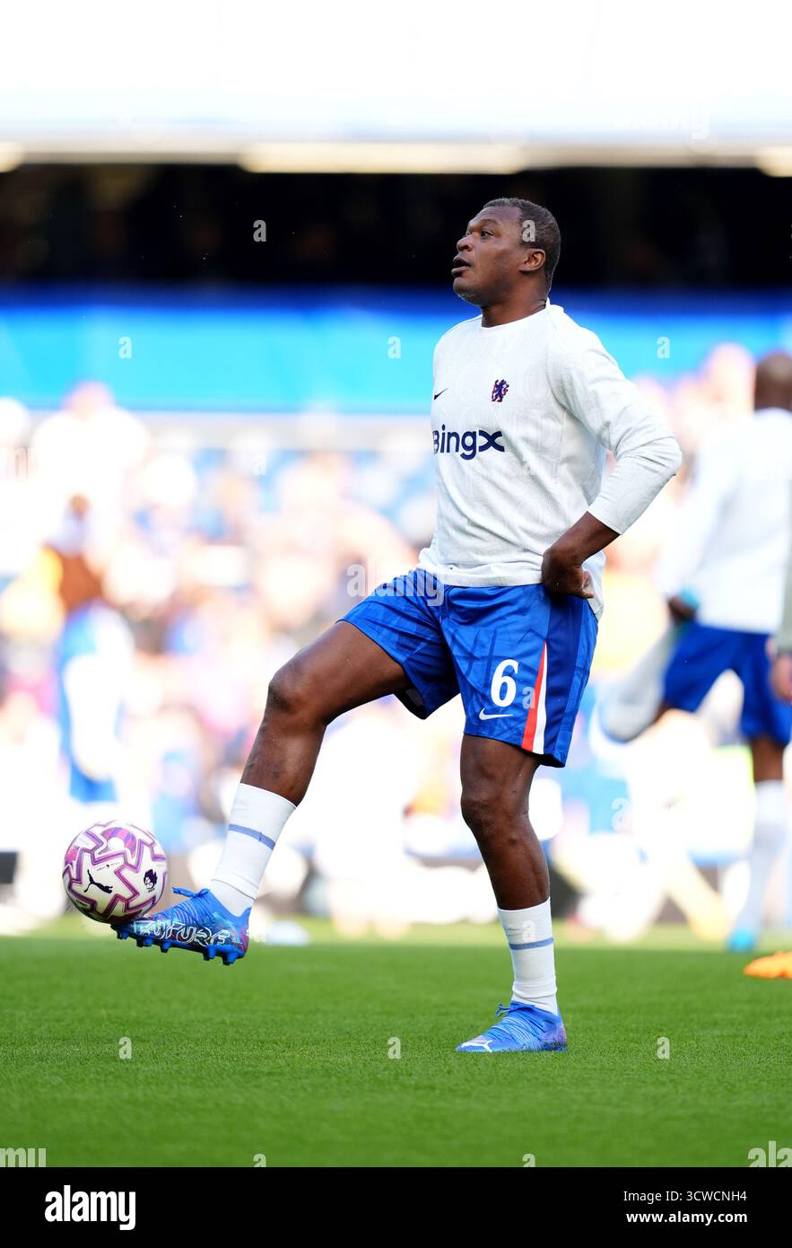 Marcel Desailly de Chelsea se réchauffe avant le match des légendes à Stamford Bridge, Londres. Date de la photo : samedi 11 octobre 2025. Banque D'Images