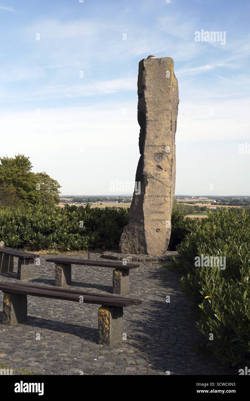 Colonne Saint Matthias sur la colline Irnicher Berg près de Schwerfen avec l'inscription Abbaye Saint Matthias, château de Ramstein, Malberg, Buedesheim et Lissend Banque D'Images