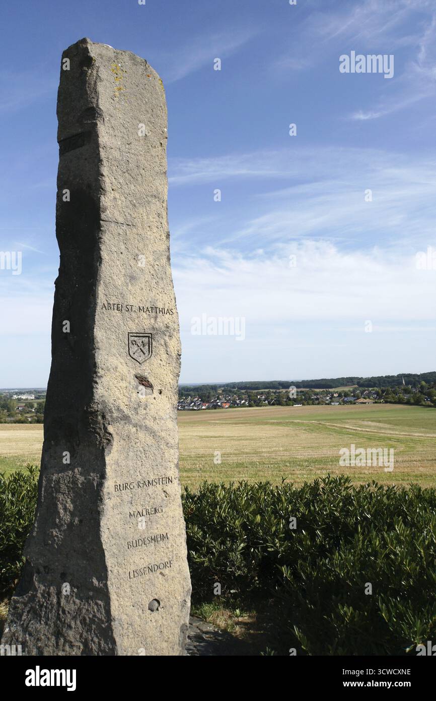 Colonne Saint Matthias sur la colline Irnicher Berg près de Schwerfen avec l'inscription Abbaye Saint Matthias, château de Ramstein, Malberg, Buedesheim et Lissend Banque D'Images