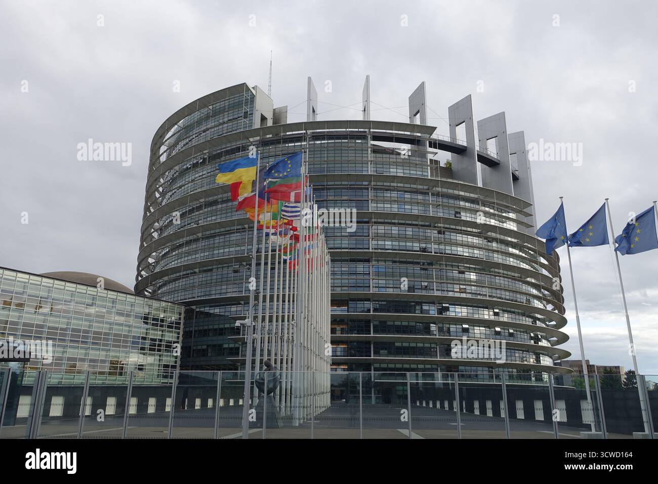 Drapeaux des pays européens devant le siège du Parlement européen à Strasbourg (France) Banque D'Images