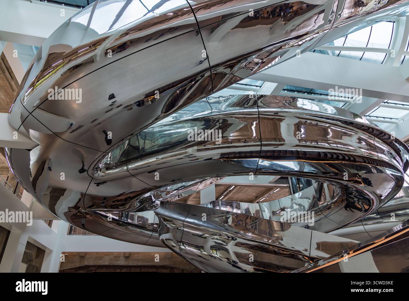 L'intérieur spectaculaire de l'escalier « Tornado » du Fenix Museum Rotterdam, avec une structure en acier inoxydable tourbillonnante et miroir. Banque D'Images