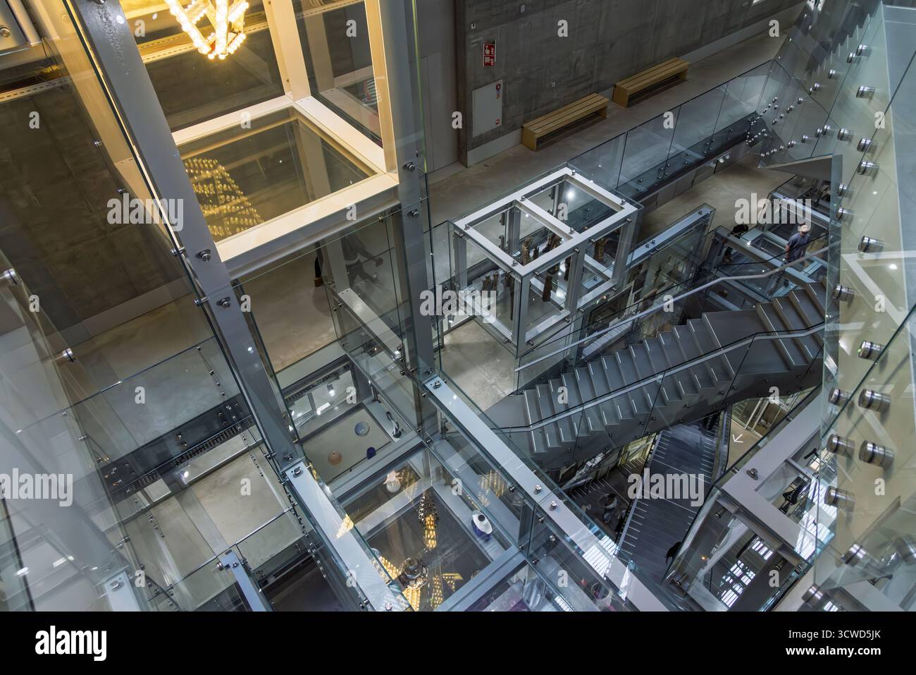 Vue en grand angle à l'intérieur du dépôt Boijmans Van Beuningen, mettant en évidence les vitrines en verre, les escaliers et les surfaces réfléchissantes stockant les collections d'art Banque D'Images