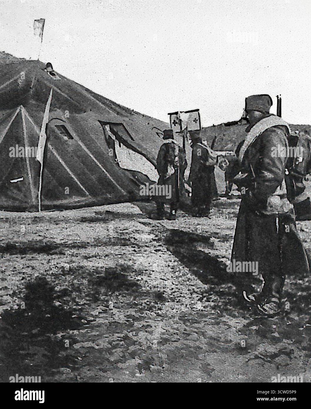 Du numéro d’octobre 1914 du miroir, une image en noir et blanc montre une ambulance de campagne serbe en première ligne. Ayant subi deux guerres récentes, l'armée serbe a mis en place des services médicaux et logistiques efficaces. La photo met en évidence des tentes et du personnel soignant les blessés, démontrant l’organisation et la résilience des forces serbes pendant la première Guerre mondiale. Les magazines illustrés français ont loué leur ingéniosité contre l'Autriche-Hongrie. Banque D'Images