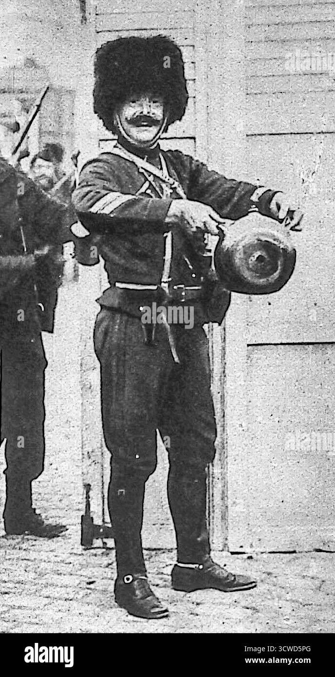 Une image en noir et blanc tirée du miroir, octobre 1914, montre un soldat belge exposant une grenade incendiaire allemande, conçue pour allumer des maisons à l'aide de pétrole. Trouvée dans un bâtiment abandonné, l'arme symbolisait les tactiques destructrices employées par les forces allemandes. Publiées en France, ces photographies renforcent la propagande alliée qui met en évidence la brutalité allemande et la contraste avec la résilience belge et les souffrances civiles pendant la première Guerre mondiale Banque D'Images