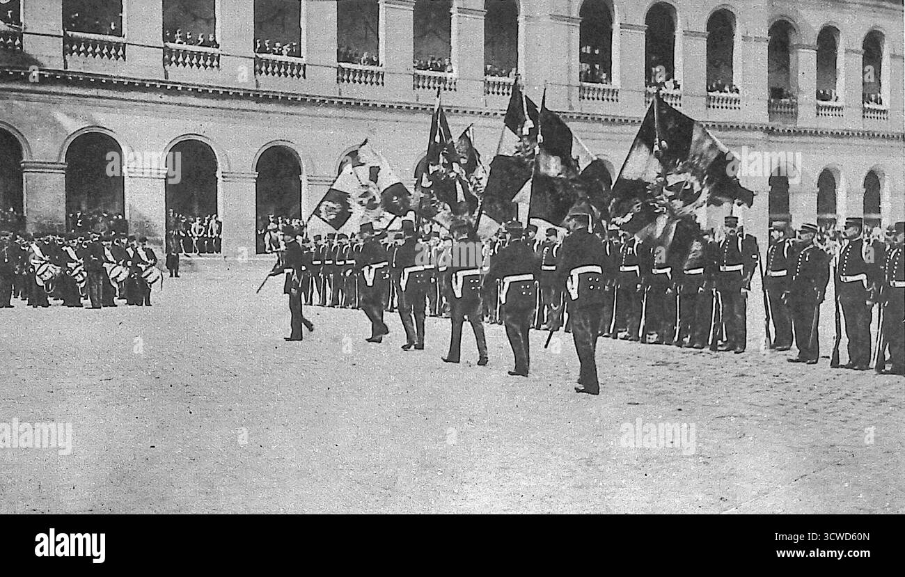 De l'édition d'octobre 1914 du miroir, une image en noir et blanc montre six sous-officiers de la Garde républicaine française défilant sous les drapeaux allemands capturés à l'Hôtel des Invalides à Paris. Les trophées, ramenés de Bordeaux par le président Poincaré, ont été remis cérémoniellement au général Niox, gouverneur des Invalides. La scène, accompagnée de tambours et de bugles, symbolisait le triomphe français et la fierté nationale dans les premiers mois de la première Guerre mondiale Banque D'Images