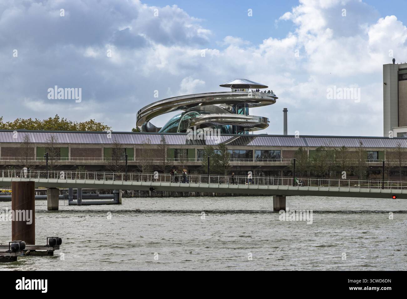 L'escalier spectaculaire, tourbillonnant et miroitant « Tornado » par MAD Architects au sommet du musée Fenix, vu de l'autre côté de la rivière Maas avec le SK Rotterdam Banque D'Images