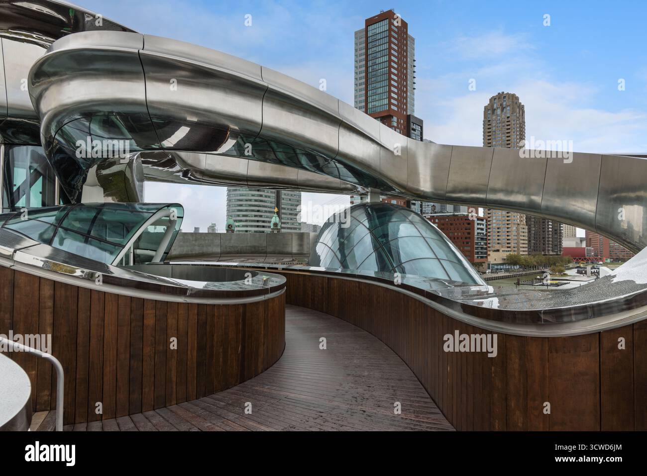 La terrasse extérieure de l'escalier « Tornado » du musée Fenix, avec une passerelle en bois panoramique et une vue sur les gratte-ciel de Rotterdam et le paysage urbain Banque D'Images
