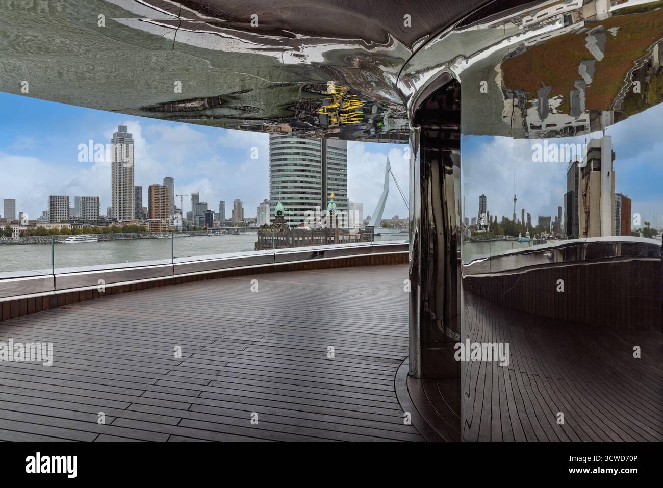 Vue panoramique depuis la terrasse « Tornado » du musée Fenix, montrant le plancher en bois, les murs en miroir et les gratte-ciel de Rotterdam, y compris l'Erasmus Brid Banque D'Images