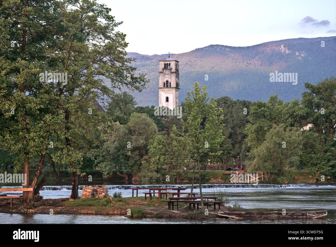 Bosnie-Herzégovine, Bihać (Mun.), Bihać : église paroissiale de l'Église Antoine de Padoue / Église Antoine ('Župna crkva sv. Ante Padovanskog') et la rivière Banque D'Images