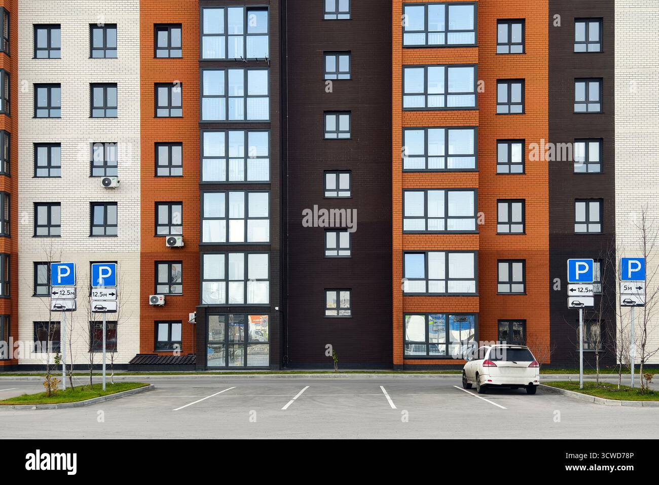 Bâtiments résidentiels modernes de plusieurs étages construits en brique, avec parking dans la cour. Banque D'Images