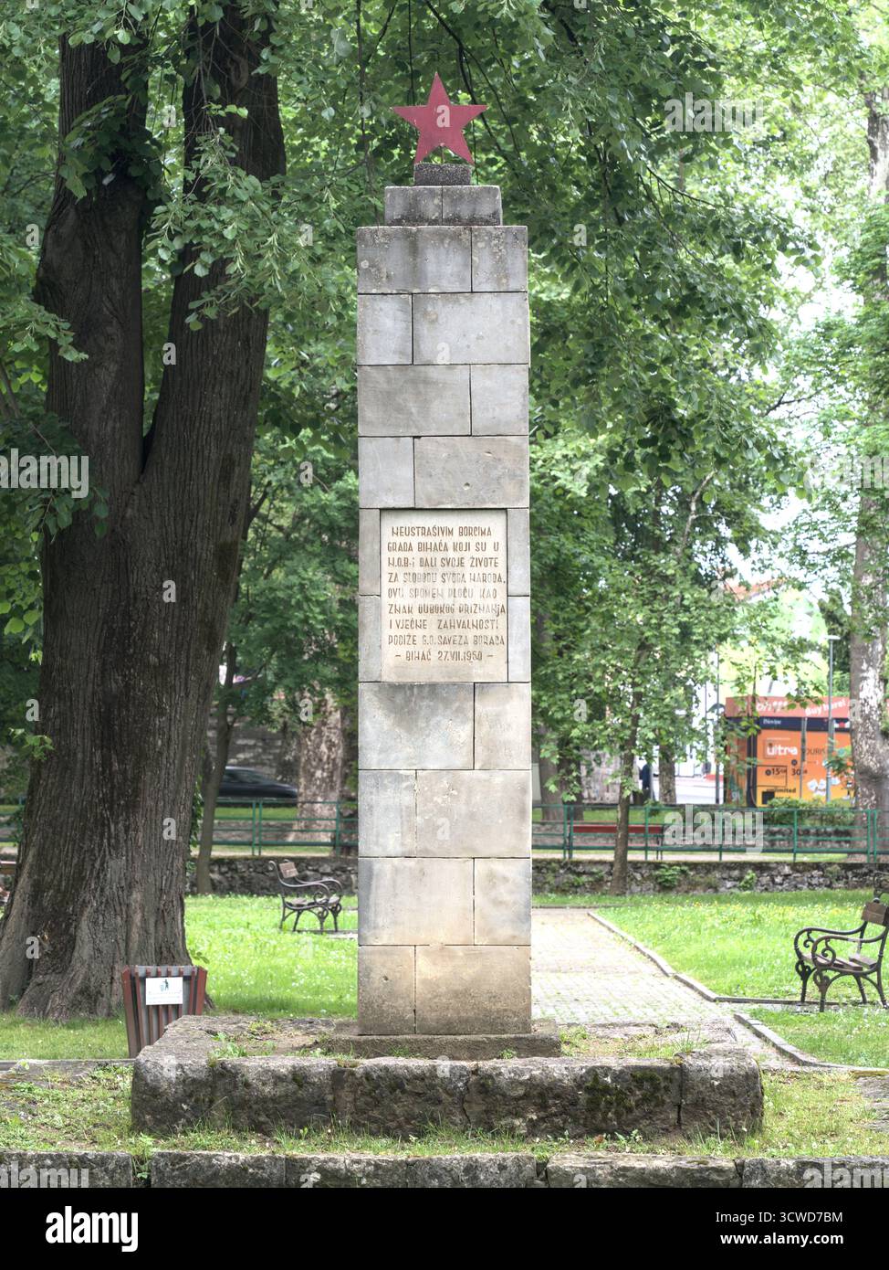Bosnie-Herzégovine, Bihać (Mun.), Bihać : Parc de la ville ('parc Gradski') – Monument aux combattants tombés au combat ('Spomenik Palim Borcima') [1950] Banque D'Images