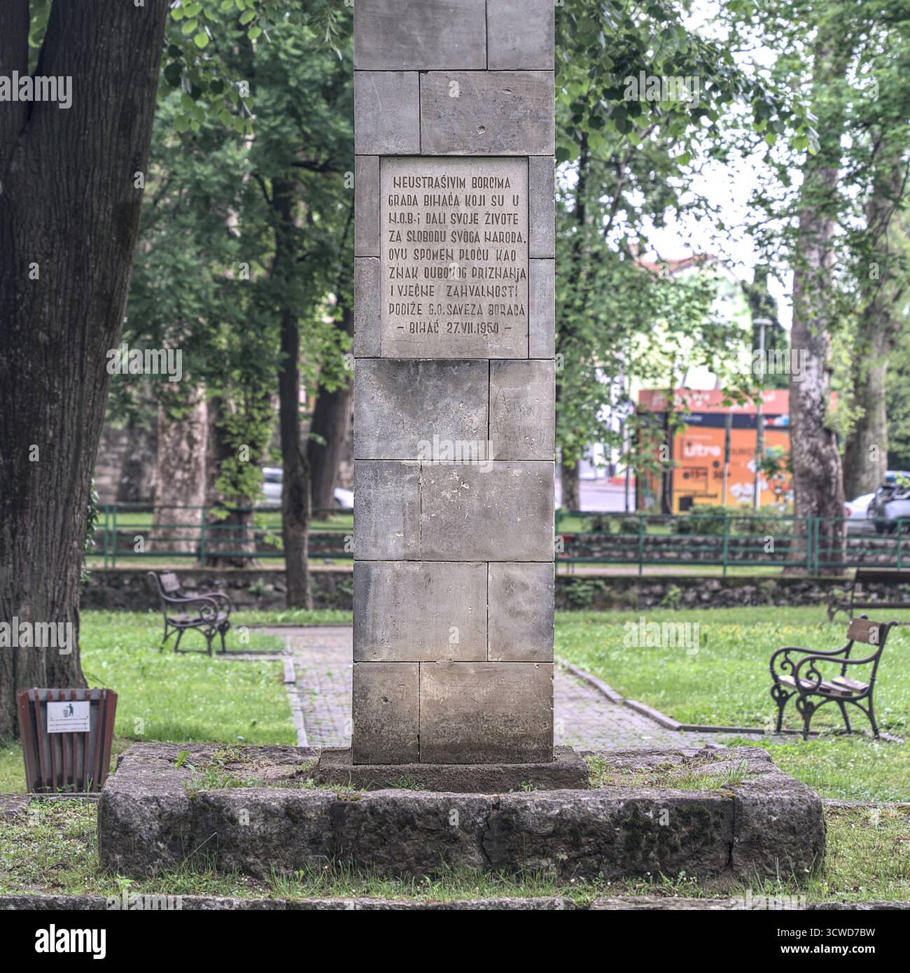 Bosnie-Herzégovine, Bihać (Mun.), Bihać : Parc de la ville ('parc Gradski') – Monument aux combattants tombés au combat ('Spomenik Palim Borcima') [1950] Banque D'Images