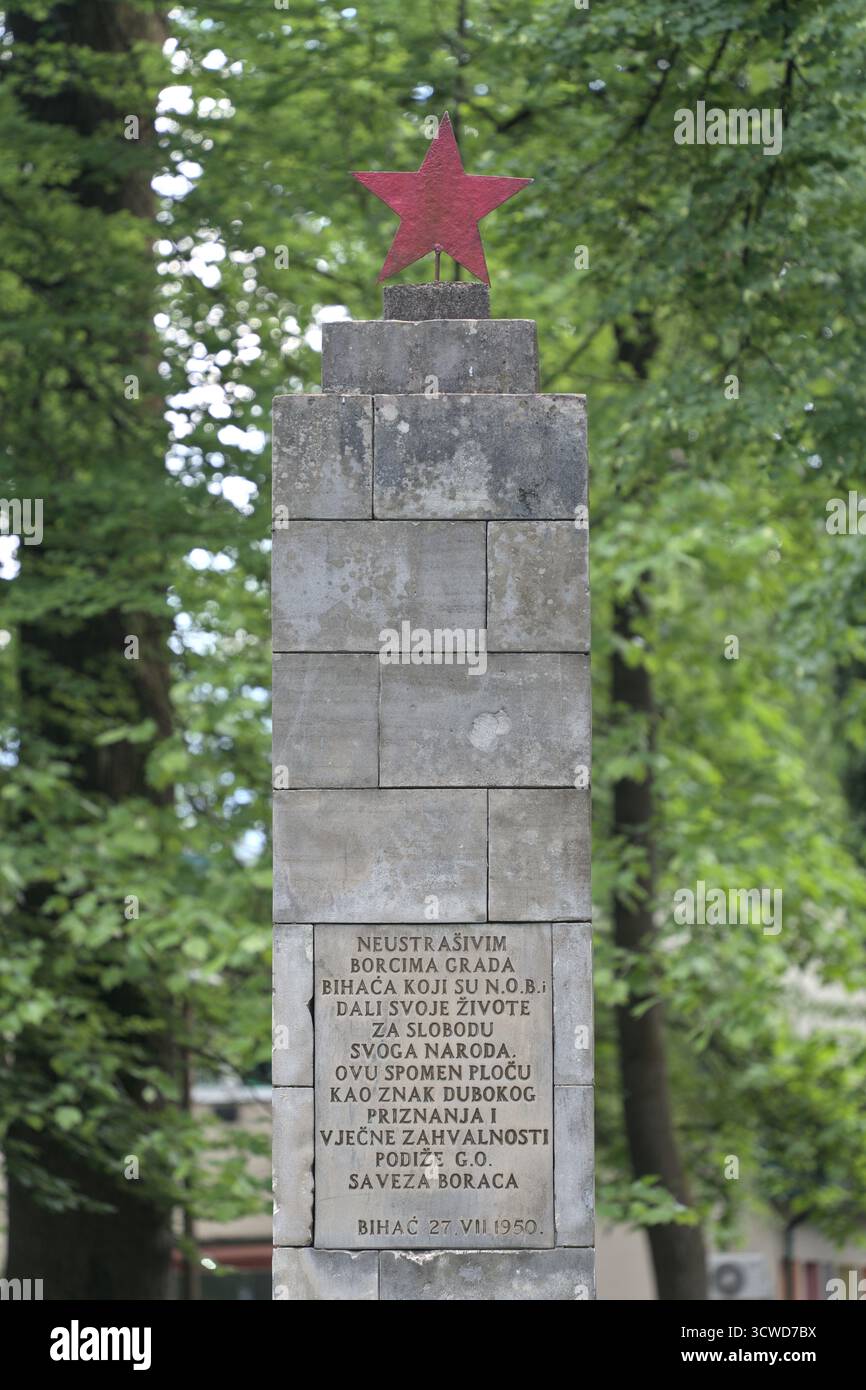 Bosnie-Herzégovine, Bihać (Mun.), Bihać : Parc de la ville ('parc Gradski') – Monument aux combattants tombés au combat ('Spomenik Palim Borcima') [1950] Banque D'Images