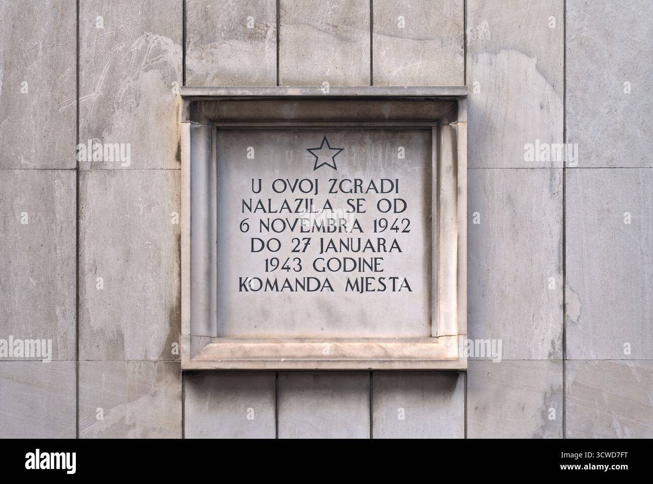 Bosnie-Herzégovine, Bihać (Mun.), Bihać : plaque commémorant le poste de commandement de 1942-43 [1952] Banque D'Images