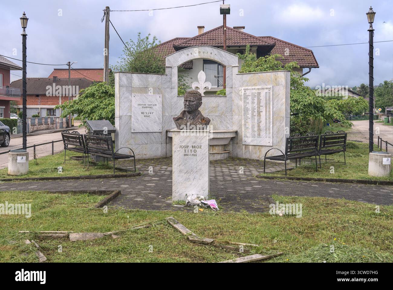 Bosnie-Herzégovine, Bihać (Mun.), Bihać : buste Tito dans la roseraie de Tito ('Bista Josipa Broza Tita u Park Titov ružičnjak') devant le Memori Banque D'Images