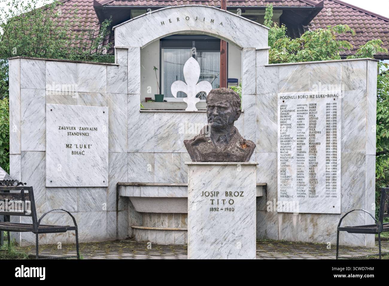 Bosnie-Herzégovine, Bihać (Mun.), Bihać : buste Tito dans la roseraie de Tito ('Bista Josipa Broza Tita u Park Titov ružičnjak') devant le Memori Banque D'Images